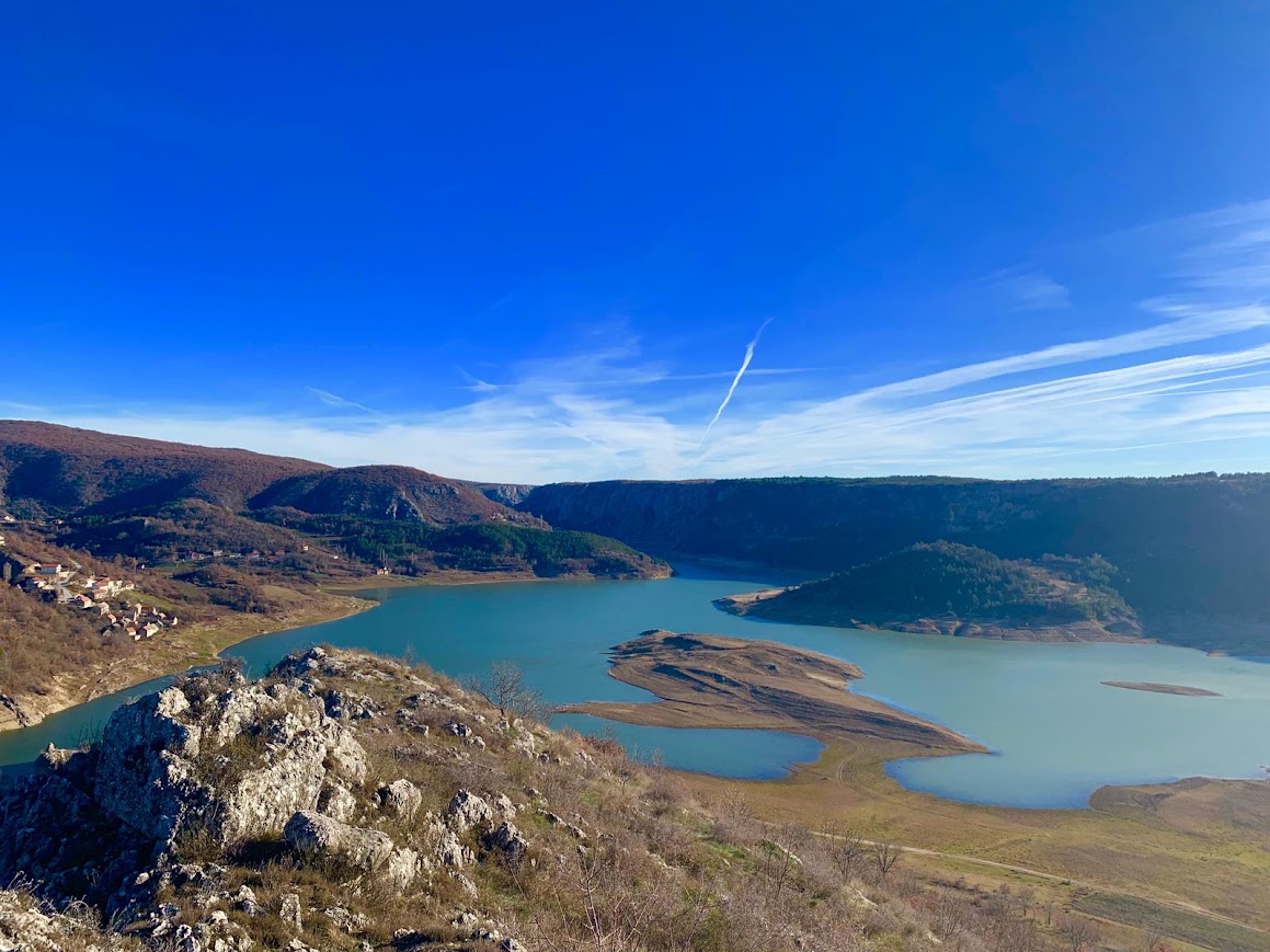 Zeleno jezero u zimskom razdoblju, pogled s uzvisine
